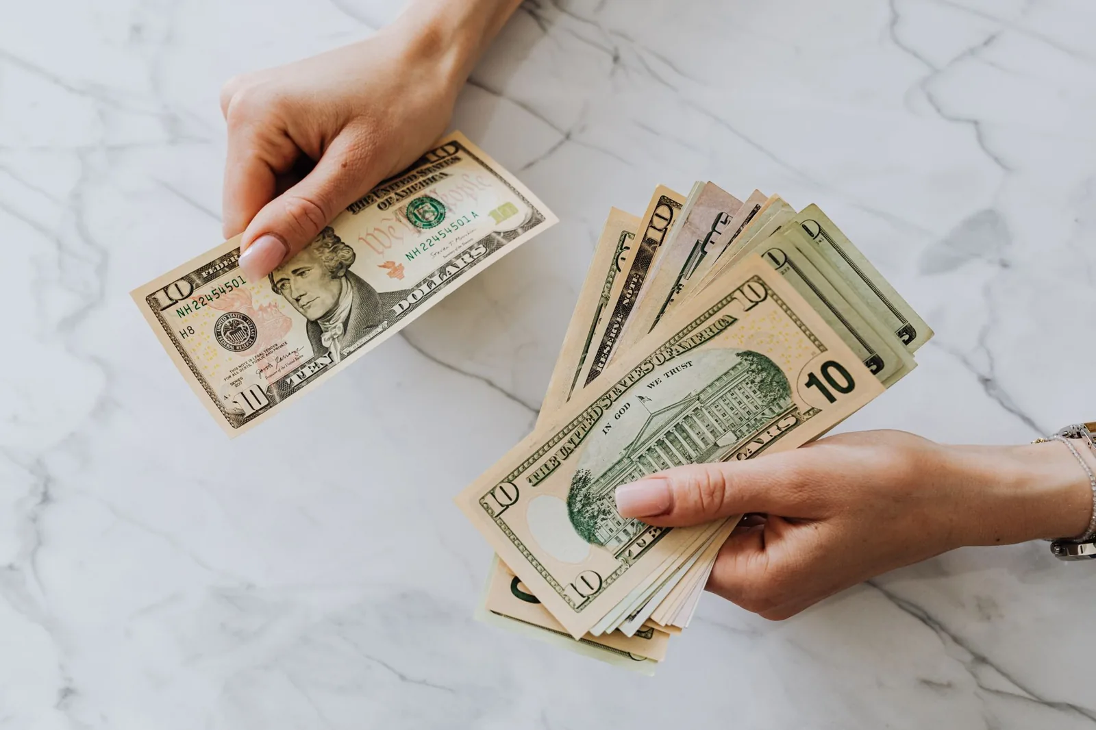 how to save money on hotels — flexible date calendar showing lower weekday rates