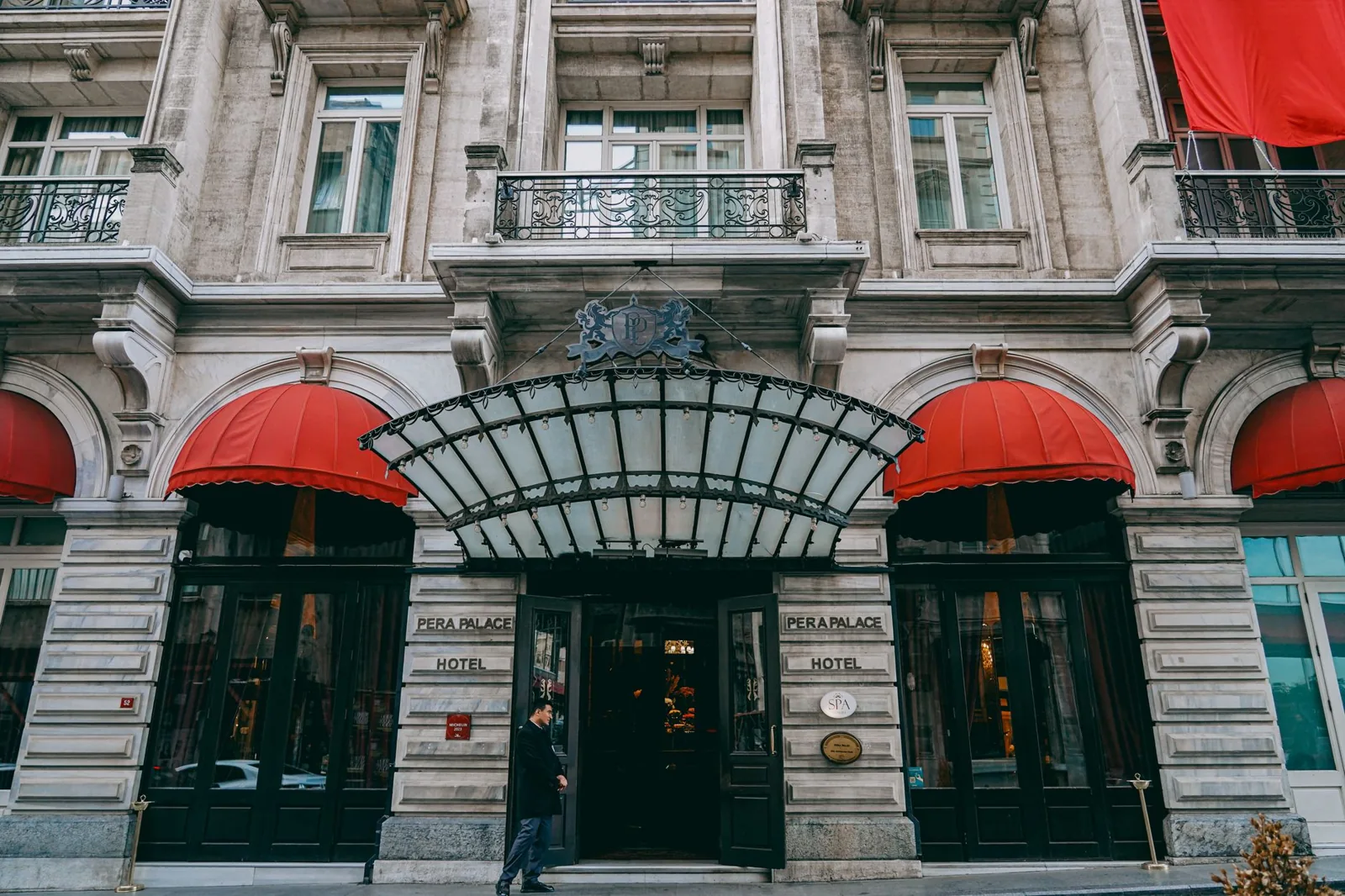 boutique hotel vs chain hotel