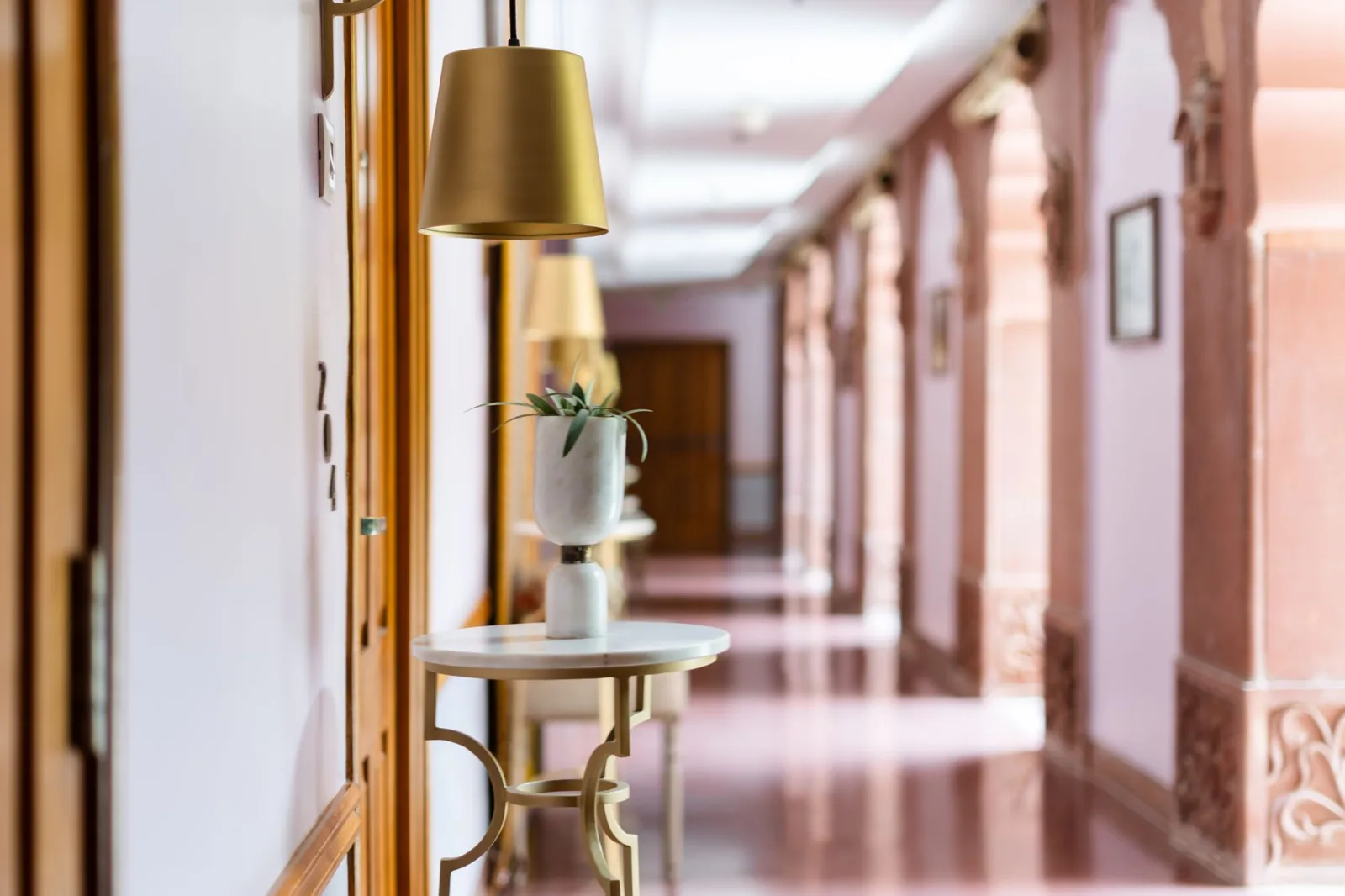 luxury hotel vs budget hotel