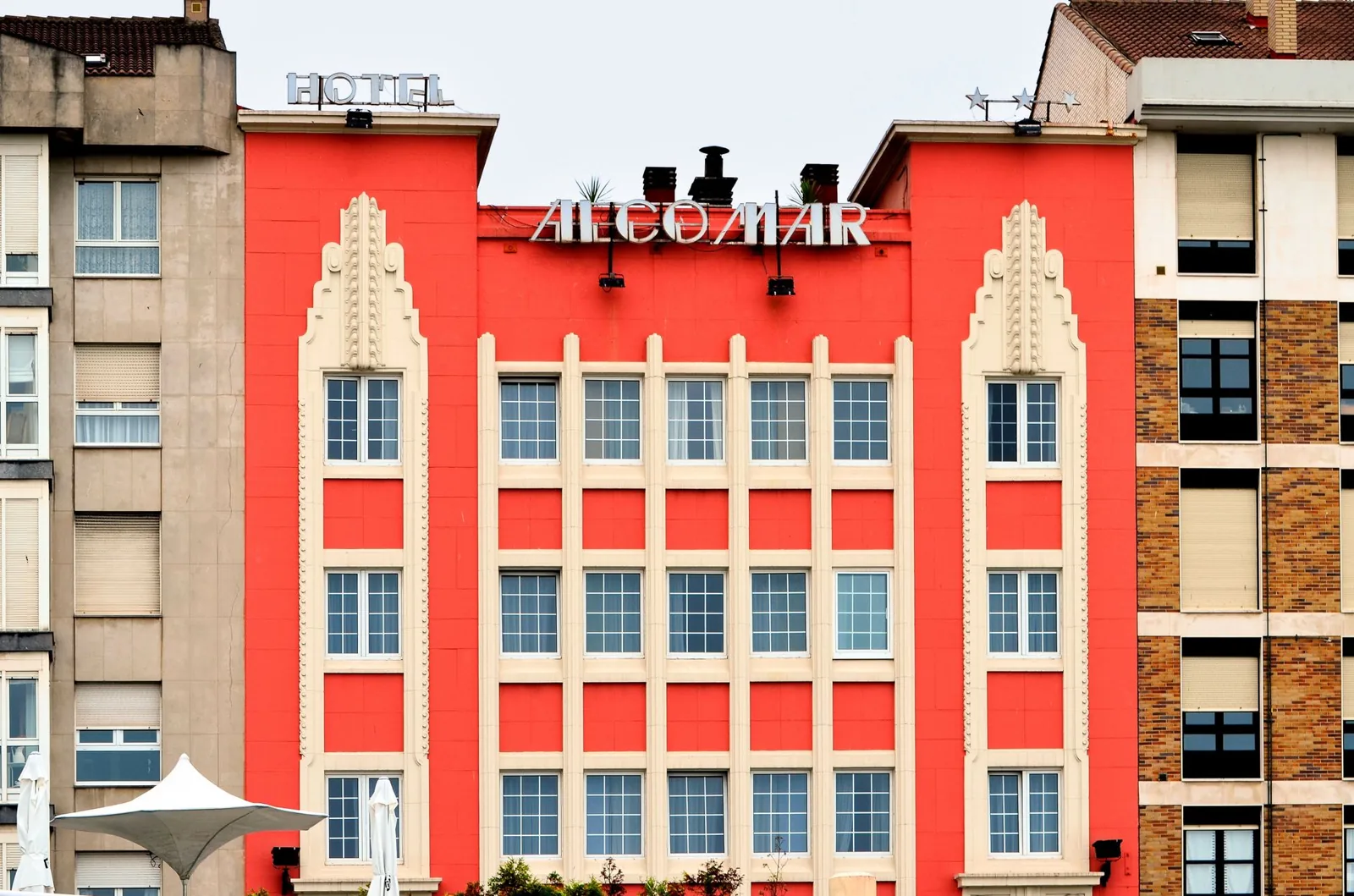 How far in advance to book a hotel depends on destination and season